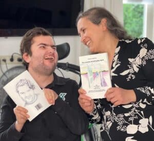 Gulenaz Dagdelen met zoon en boek